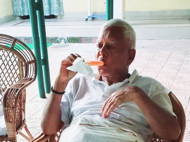 लालू यादव दिल्ली से पटना आ चुके हैं. लगातार आरजेडी में मचे घमासान के बाद एक तरफ लालू यादव शुक्रवार को राबड़ी आवास में आइसक्रीम खाते दिखे तो वहीं तेज प्रताप यादव भी अपने दोस्त के साथ जिम करते दिखे.