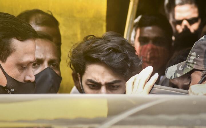 आर्यन खान जैसे ही जेल के गेट से बाहर आए, शाहरुख खान के बॉडीगार्ड्स ने उन्हें चारों ओर से घेर लिया. इसके बाद वह सीधे कार में बैठ गए.