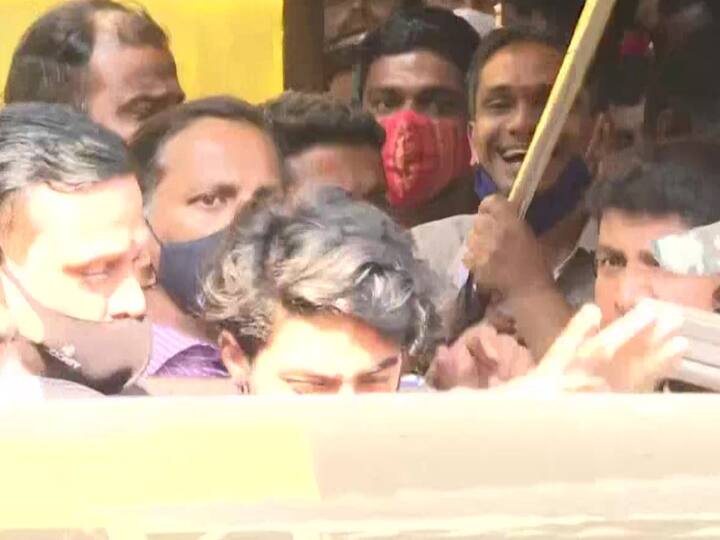 जेल और शाहरुख के घर मन्नत के बाहर बड़ी संख्या में लोग मौजूद हैं. इसके साथ ही इस दौरान वहां भारी मात्रा में सिक्योरिटी भी दिखाई दे रही है.