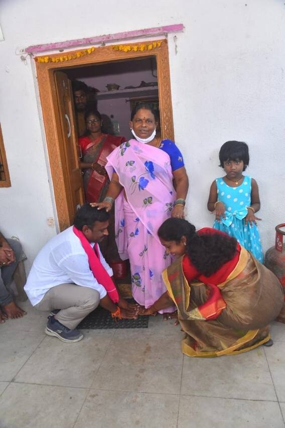 In Pics: పోలింగ్ వేళ గ్యాస్ బండలకు మొక్కులు.. టీఆర్ఎస్ వ్యూహం అదిరిందిగా..!