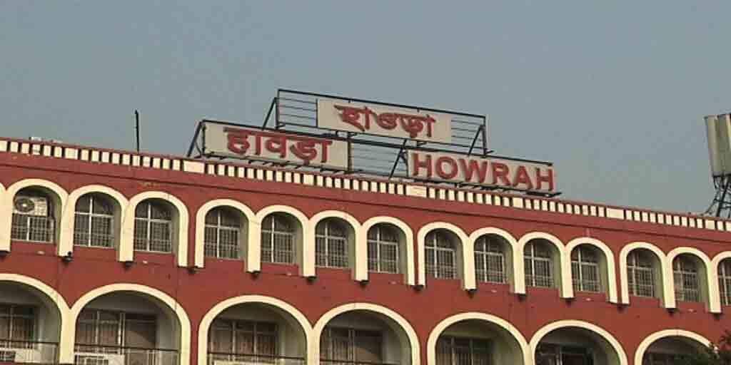 Howrah station Somewhere 10 rupees, somewhere 50 rupees, confusion in ticket price Howrah: কোথাও ১০, কোথাও ৫০ টাকা, টিকিটের দামে বিভ্রান্তি হাওড়া স্টেশনে