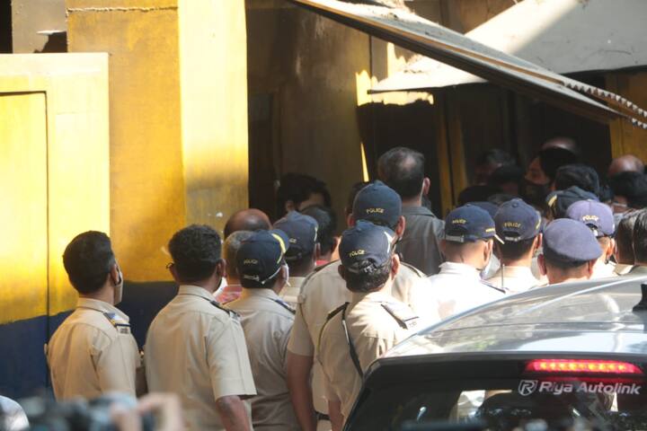 उन्होंने दूसरे कैदियों से मिलकर बात की और गले भी लगाया. इससे पहले आर्यन ने अधिकारियों से रिहाई का समय पूछा था. आर्यन खान की रिहाई सुबह 11 बजे हुई.