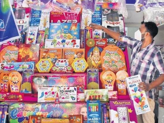 UP: सरकार ने एनसीआर और अन्य शहरों में दिवाली पर पटाखों की बिक्री और उपयोग पर लगाया प्रतिबंध, गाइडलाइन्स जारी UP: सरकार ने एनसीआर और अन्य शहरों में दिवाली पर पटाखों की बिक्री और उपयोग पर लगाया प्रतिबंध, गाइडलाइन्स जारी