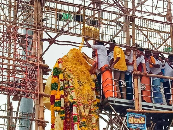 மலர் மழை பொழிந்து முத்துராமலிங்க தேவர் சிலை காட்சியளிக்கிறது.