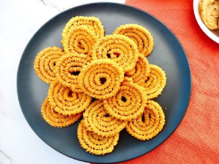 Diwali 2021 Special Know about the easy snacks recipe of Chakli Diwali 2021 Special: दिवाली में मीठे के साथ स्नैक्स में सर्व करें चकली, जानें इसे बनाने की रेसिपी
