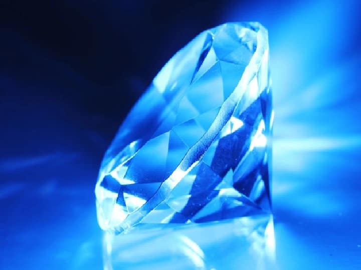 34 Carat Diamond Found In Garbage of a house of old pensioner couple Diamond Found In Garbage: घर के कूड़े में मिला 20 करोड़ का हीरा, बुजुर्ग दंपति की बदल गई किस्मत!
