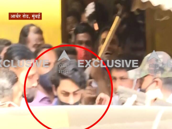 आर्थर रोड कारागृहाबाहेर शाहरुख खान आर्यनला घेण्यासाठी आला होता.