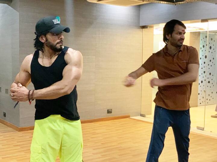 कुछ दिनों पहले भी तेजप्रताप और चैतन्य पालित पटना के एक मॉल में मस्ती करते और आइसक्रीम खाते दिखे थे. उस समय तेजप्रताप जगदानंद सिंह के खिलाफ कई बयान दिए थे जिसको लेकर पार्टी में बवाल मचा था.