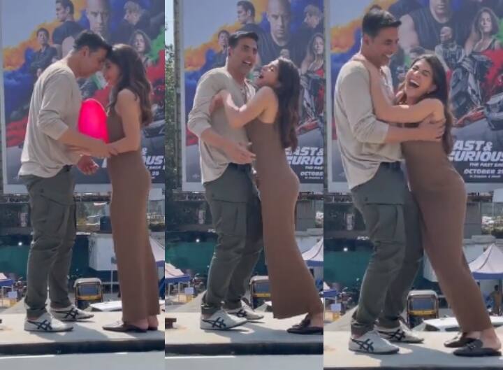 'Mere Yaara' Song: Jacqueline Fernandez के साथ रोमाटिंक डांस कर रहे थे Akshay Kumar, तभी हुआ कुछ ऐसा कि आ गई दोनों को हंसी Akshay Kumar romantic dance with Jacqueline Fernandez, suddenly balloon went off 'Mere Yaara' Song: Jacqueline Fernandez के साथ रोमाटिंक डांस कर रहे थे Akshay Kumar, तभी हुआ कुछ ऐसा कि आ गई दोनों को हंसी