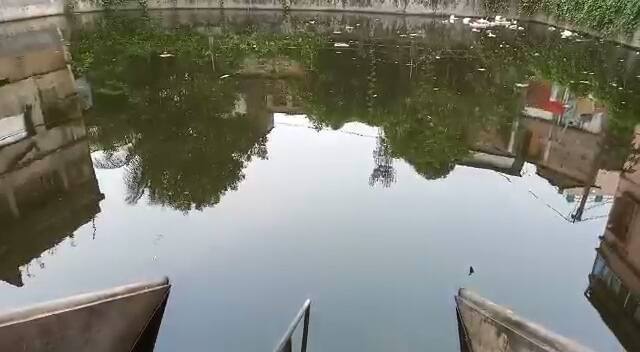 তবে এখনও ভক্তরা সকাল সন্ধে দেবী বর্গভীমাকে দর্শন করতে পারবেন দূর থেকে। পুজো দেওয়া যাচ্ছে। দূরত্ববিধি মেনে কুপন কেটে ভোগ খাওয়ার বন্দোবস্ত করেছে মন্দির কর্তৃপক্ষ।
