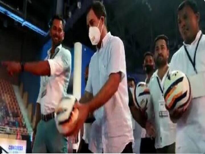 Congress leader on one day goa visit before election kicked football at stadium Slogan of Rahul Zindabad Goa Elections: गोवा पहुंचे राहुल गांधी ने रैली के दौरान फुटबॉल पर मारा किक, वीडियो आया सामने