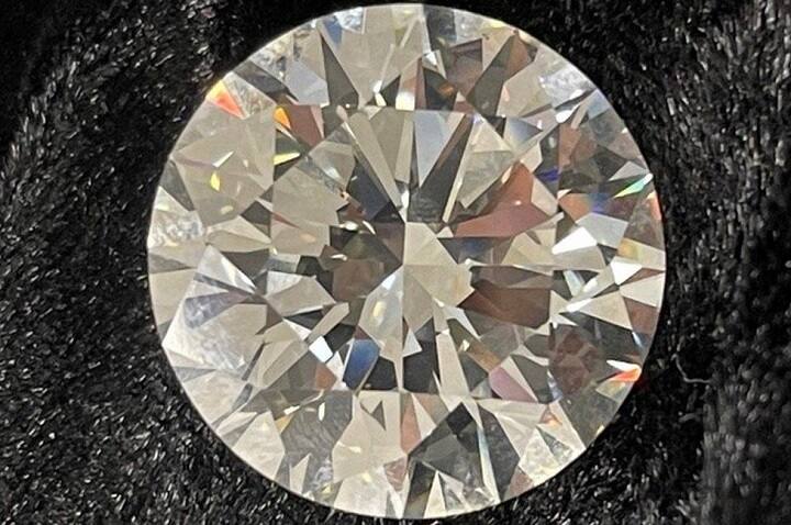 Woman Left Stunned After Discovering Diamond She 'Almost Threw In Bin' Was Worth Rs 20 Crore ’சின்ன கல்லு பெத்த லாபம்!’ - ஓவர்நைட்டில் 20 கோடிக்கு அதிபதியான 70 வயது மூதாட்டி’’