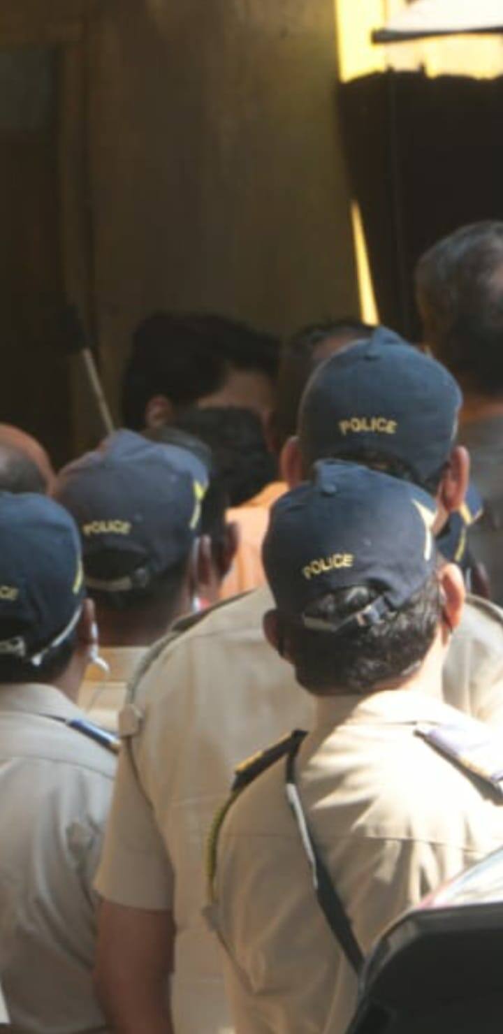 आर्थर रोड जेल के अधिकारी के मुताबिक, आर्यन खान अपनी रिहाई से बेहद खुश दिखे.