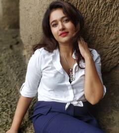 Poonam Bajwa: மனதை மயக்கும் பூனம் பாஜ்வா.. லேட்டஸ்ட் க்ளிக்ஸ்!