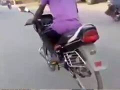 Viral Video of Bike Cycle: पेट्रोल के बढ़ते दाम से परेशान व्यक्ति ने किया ये अनोखा काम, आप भी देखें वायरल वीडियो