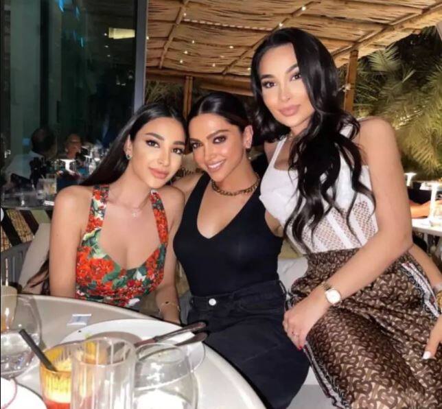 दीपिका का इन तस्वीरों में किलर लुक देखने को मिला है. वह ब्लैक टैंक टॉप और ब्लैक पेंट्स पहनी नज़र आ रही हैं. उन्होंने बालों में बन बनाया हुआ है और गले में चेन नैकलेस पहना हुआ है. सोशल मीडिया इन्फ्लुएंसर लैली मिर्जा और अलीज़े ने भी दीपिका के साथ तस्वीरें क्लिक कीं.