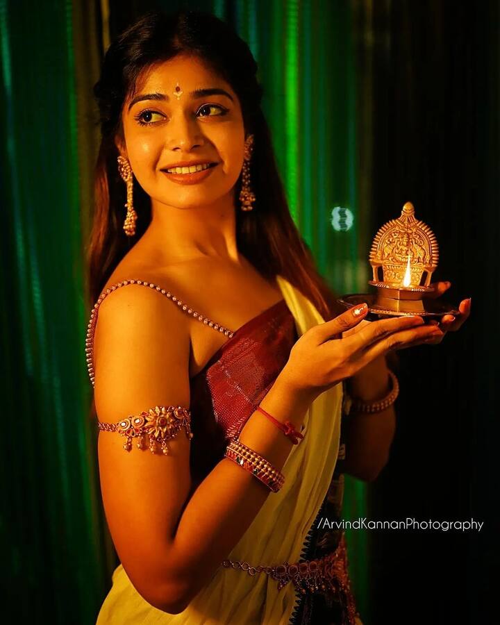 ஆனியன்தோசை, பொறியியல், கமரக்கட்டு தர்ஷாகுப்தாவிற்கு மிகவும் பிடித்த உணவு ஆகும்
