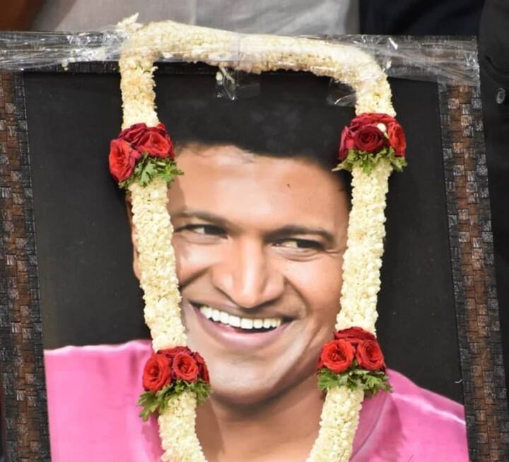 టాలీవుడ్ సెలబ్రిటీలు సైతం పునీత్ పార్థివ దేహానికి నివాళులు అర్పించడం కోసం బెంగుళూరు వెళ్లారు. (Image Credit: Social Media)
