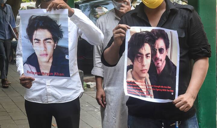 आर्यन खान के जेल से बाहर आने के बाद उनके फैन्स खुशी से झूम उठे. शाहरुख के घर मन्नत के बाहर उनके फैन्स पोस्टर लेकर पहुंचे थे.