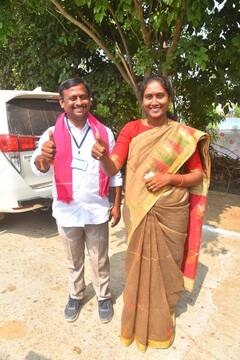 In Pics: పోలింగ్ వేళ గ్యాస్ బండలకు మొక్కులు.. టీఆర్ఎస్ వ్యూహం అదిరిందిగా..!