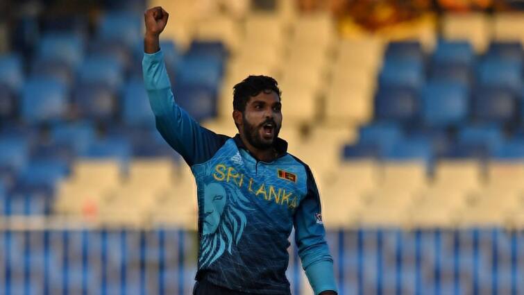 T20 WC: Sri Lanka's Wanindu Hasaranga de Silva takes a hat-trick against South Africa at Sharjah Cricket Stadium Hasaranga Hattrick in T20 WC: হ্যাটট্রিক করেও পরাজয়ের তিক্ততা নিয়ে মাঠ ছাড়তে হল হাসারাঙ্গাকে