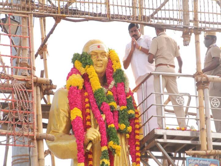 மதுரை மாவட்ட காங்கிரஸ் நிர்வாகிகள் தேவர் சிலைக்கு மரியாதை செய்தார்.