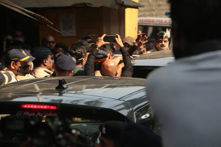 आर्यन खान की रिहाई सुबह 11 बजे हुई. 2 अक्टूबर के छापे के बाद से आर्यन को लंबा वक्त जेल में बिताना पड़ा है.