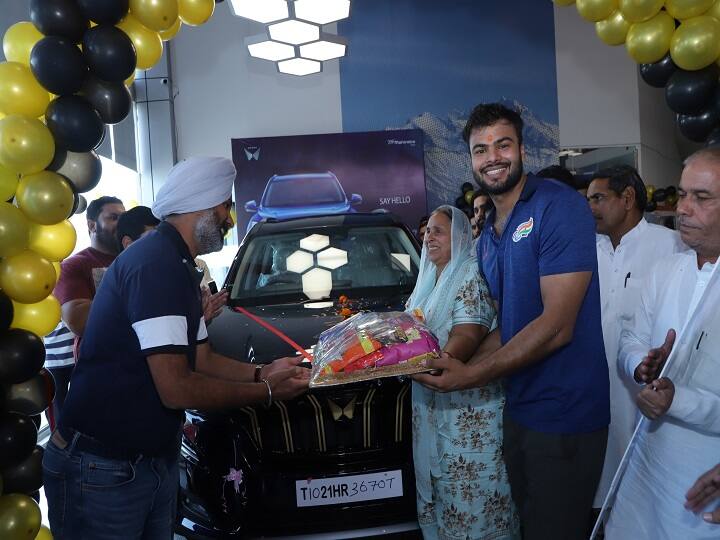 Tokyo Paralympics Winner Sumit Antil Gets Keys To A Gold-Edition XUV700 Tokyo Paralympics Winner Sumit Antil Gets Keys To A Gold-Edition XUV700