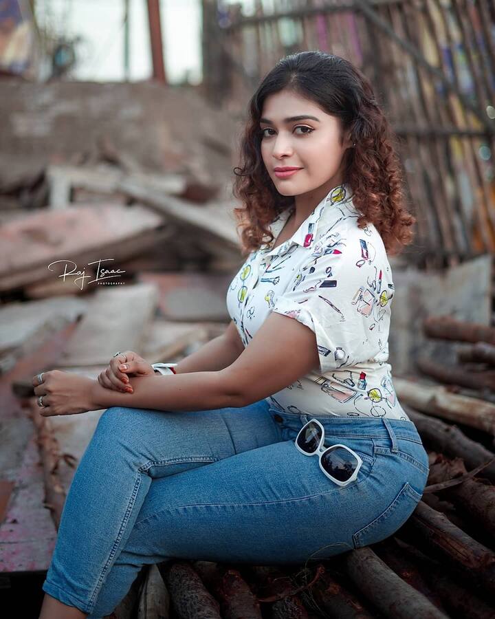 தர்ஷா குப்தா கணினி அறிவியல் பாடப்பிரிவில் பொறியியல் பட்டதாரி ஆவார்.