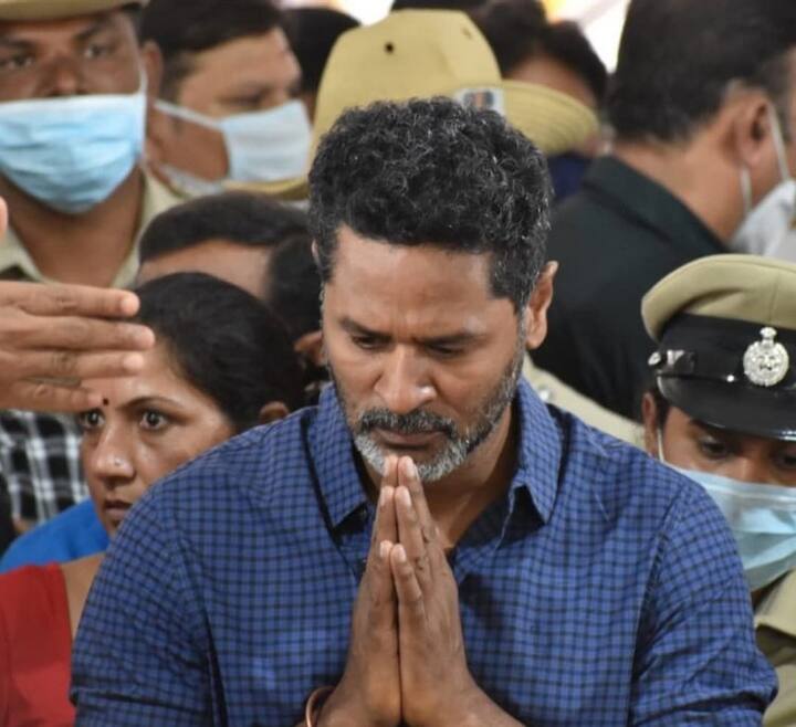 నటుడు ప్రభుదేవా.. పునీత్ కి నివాళులు అర్పించారు. (Image Credit: Social Media)