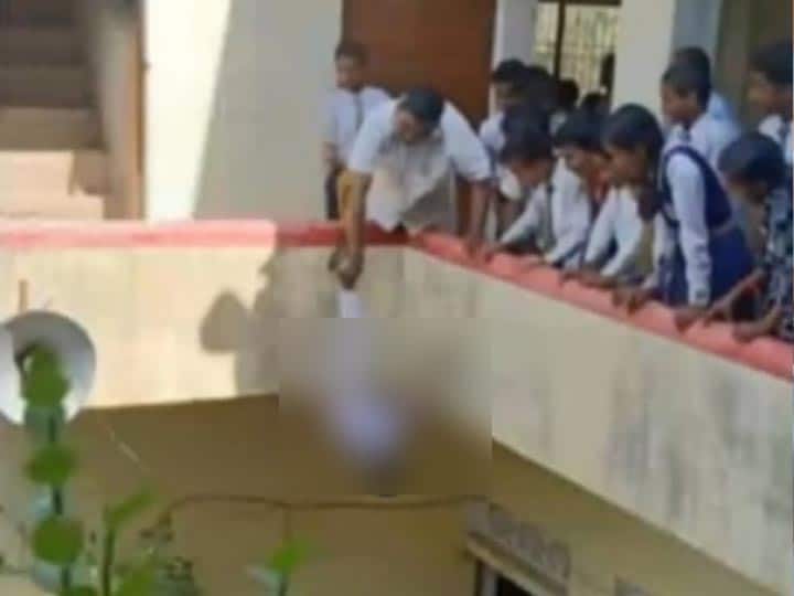 case registered against principal for hold child upside down in Mirzapur School UP: स्कूल में बच्चे को उल्टा लटकाने वाले प्रिंसिपल पर कार्रवाई, केस दर्ज कर भेजा गया जेल