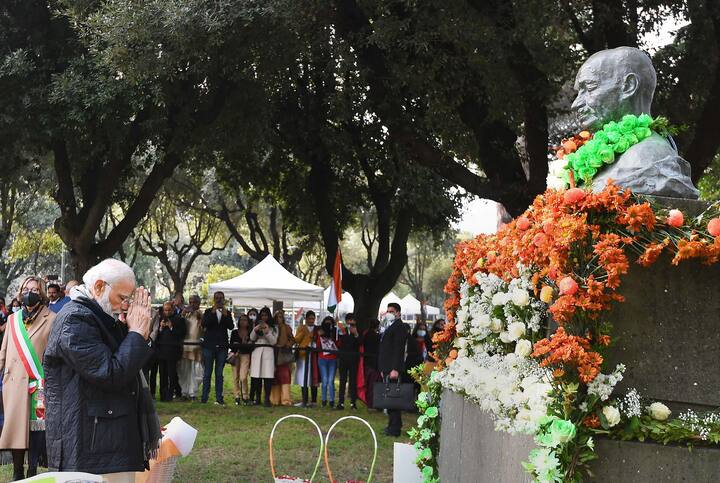 Prime Minister Narendra Modi pays tribute to the bust of Mahatma Gandhi, in Rome, Italy, (Image Source: PTI)