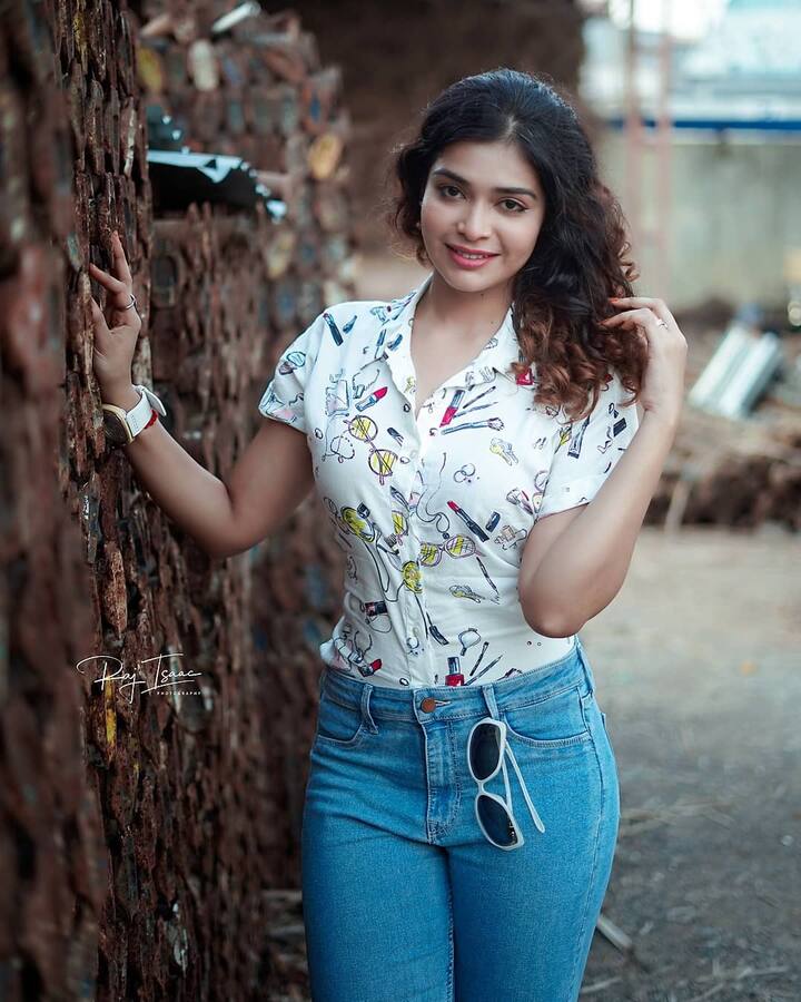 முள்ளும் மலரும் நாடகத்தில் நடித்ததன் மூலம் மிகவும் பிரபலம் அடைந்தார்.