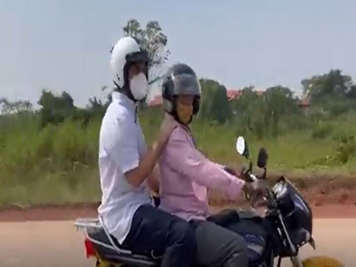 Rahul Gandhi rides a motorcycle in Goa for election campaign Watch video:  கோவாவில் பைக்கில் பயணம் செய்த ராகுல்காந்தி.. வைரல் வீடியோ!