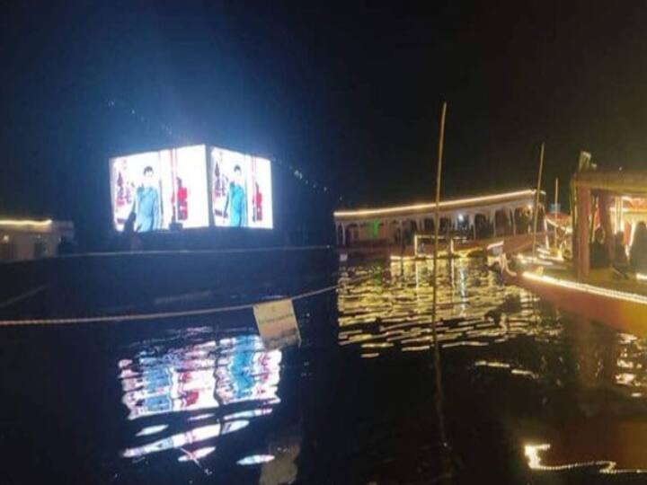 Open-air Theatre: ‛மிதந்து’ கொண்டே படம் பார்க்கலாம்... அந்த ‛மிதப்பு’ இல்லை... இது ‛ஏரி’ தியேட்டர்!