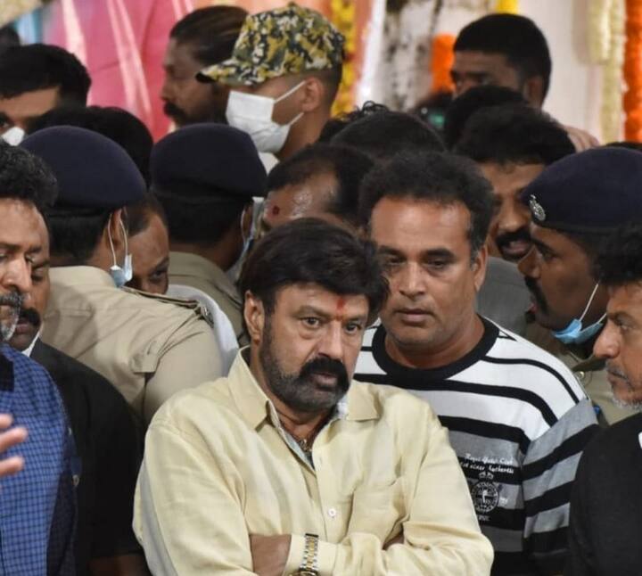 ముందుగా నందమూరి బాలకృష్ణ బెంగుళూరు చేరుకొని పునీత్ భౌతికకాయాన్ని చూసి ఎమోషనల్ అయ్యారు. (Image Credit: Social Media)