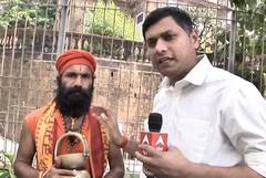 Mannat के बाहर एक साधु गाना गाकर नशे से दूर रहने की दे रहे सलाह | Aryan Khan Released