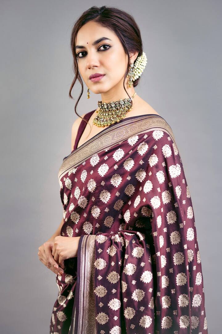 கண்ணும், கண்ணும் கொள்ளையடித்தால் படத்தின் மூலம் தமிழில் பிரபலமான இவர், துருவ நட்சத்திரம் படத்திலும் நடித்துள்ளார்.