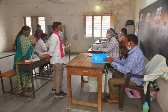 In Pics: పోలింగ్ వేళ గ్యాస్ బండలకు మొక్కులు.. టీఆర్ఎస్ వ్యూహం అదిరిందిగా..!