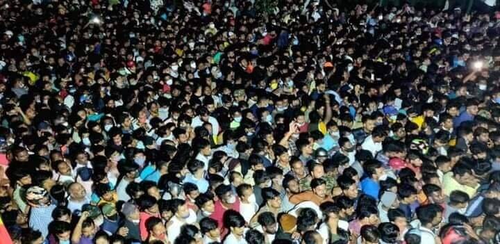 తమ అభిమాన హీరో కోసం జనాలు తండోపతండాలుగా రావడం చూస్తుంటే ఆయనకున్న క్రేజ్ ఏంటో అర్ధమవుతోంది. (Image Credit: Social Media)