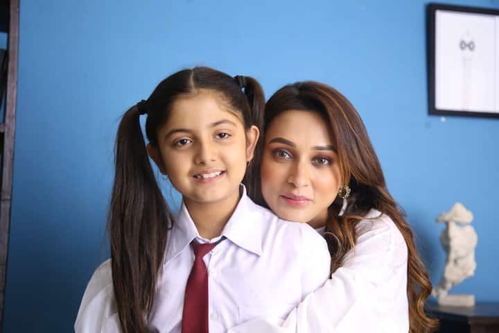 অভিনয়ে রয়েছেন সাংসদ-অভিনেত্রী মিমি চক্রবর্তী। সেই সঙ্গে শিশু শিল্পী অয়ন্না চট্টোপাধ্যায়।