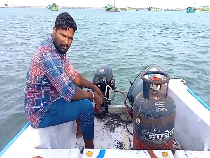 Echo of petrol price hike ...! - Mayiladuthurai fisherman operating a boat with a gas cylinder ...! பெட்ரோல் விலை உயர்வு எதிரொலி...! - கேஸ் சிலிண்டர் மூலம் படகை இயக்கும் மயிலாடுதுறை மீனவர்...!