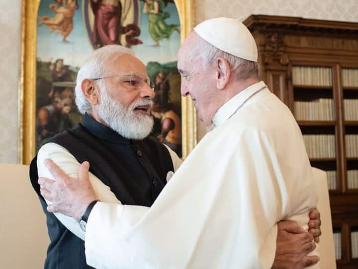 PM Modi Meets Pope Francis: PM Modi Meets Pope Francis At Vatican PM Modi Meets Pope Francis: पीएम मोदी ने पोप फ्रांसिस को दिया भारत आने का न्योता, गर्मजोशी भरी रही मुलाकात