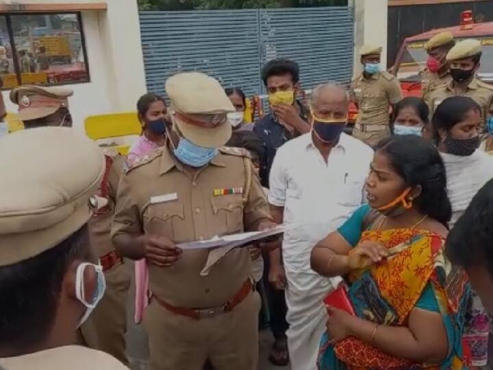 Attempted suicide with the family of a retired teacher before the Salem District Collector's Office ... சேலம் ஆட்சியர் அலுவலகம் முன் ஓய்வு பெற்ற ஆசிரியர் தீக்குளிக்க முயற்சி- திமுக நிர்வாகி மீது புகார்...!