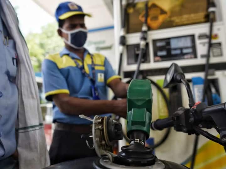 Petrol-Diesel Price in UP: Uttar Pradesh government reduced the prices of petrol and diesel, CM Yogi Adityanath expressed gratitude to PM Narendra Modi Petrol-Diesel Price in UP: केंद्र के बाद यूपी सरकार ने भी पेट्रोल और डीजल के घटाए दाम, जानिए कितने रुपये हुआ सस्ता