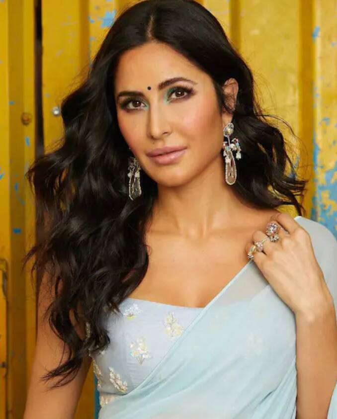 बॉलिवूड अभिनेत्री कतरिना कैफ (Katrina Kaif) लवकरच बिग बॉस 15 (Bigg Boss 15) मध्ये दिसून येणार आहे. त्यासंदर्भातील माहिती देत कतरिनाने तिचे फोटो सोशल मीडियावर शेअर केले आहेत.