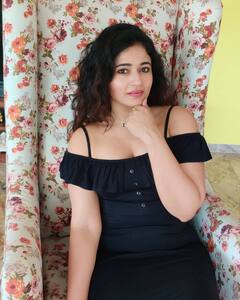 Poonam Bajwa: மனதை மயக்கும் பூனம் பாஜ்வா.. லேட்டஸ்ட் க்ளிக்ஸ்!