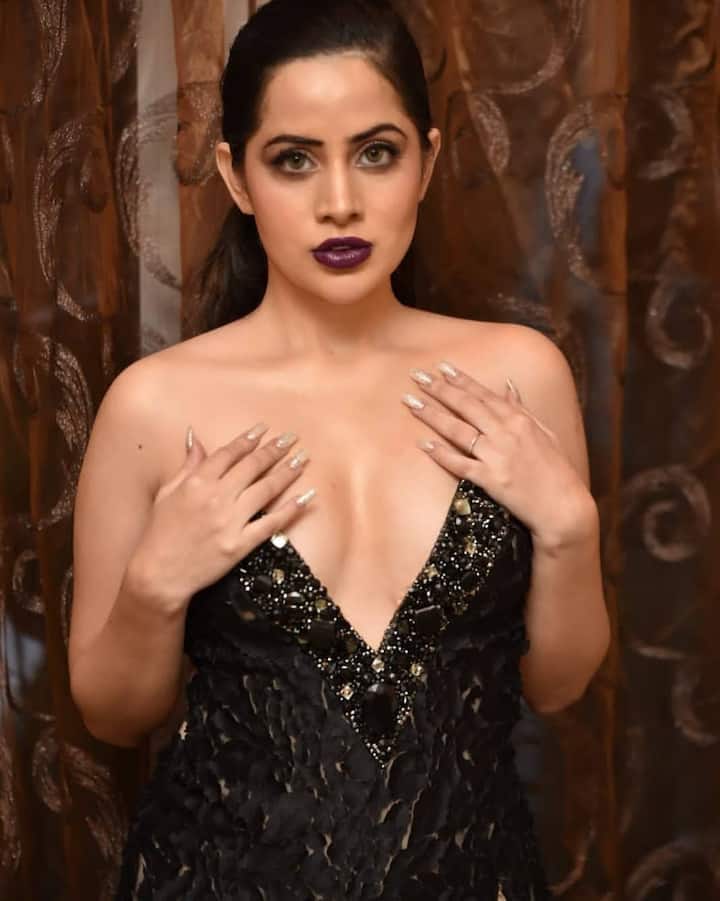 लखनऊ की रहने वाली उर्फी ने हाल ही में अपने होमटाउन में मीडिया से बात करते हुए ट्रोलिंग से जुड़े मुद्दे पर अपनी प्रतिक्रया दी है. उर्फी कहती हैं कि ‘मुझे फैशन अच्छा लगता है और आज जब मैं इसे अफ़ोर्ड कर सकती हूं तो क्यों फैशन को फॉलो नहीं करूं?’