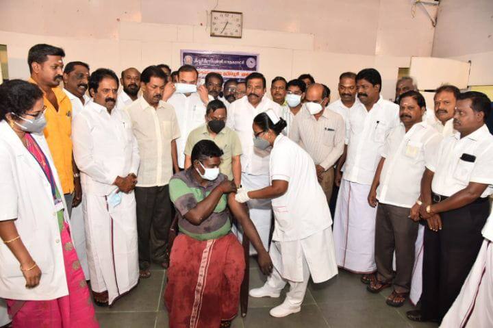 Trichy: Mega vaccination camp aims to vaccinate 1 lakh people 7ஆம் கட்ட மெகா தடுப்பூசி முகாம் - திருச்சியில் 1 லட்சம் பேருக்கு தடுப்பூசி செலுத்த இலக்கு...!