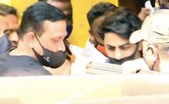 Aryan Khan Released: ड्रग्स केस में रिहा होकर घर पहुंचे शाहरुख खान के बेटे आर्यन खान, देखिए तस्वीरें